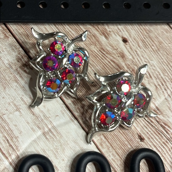 Vintage Sarah Coventry Grape Clip On Earrings Iradescent - Picture 2 of 5